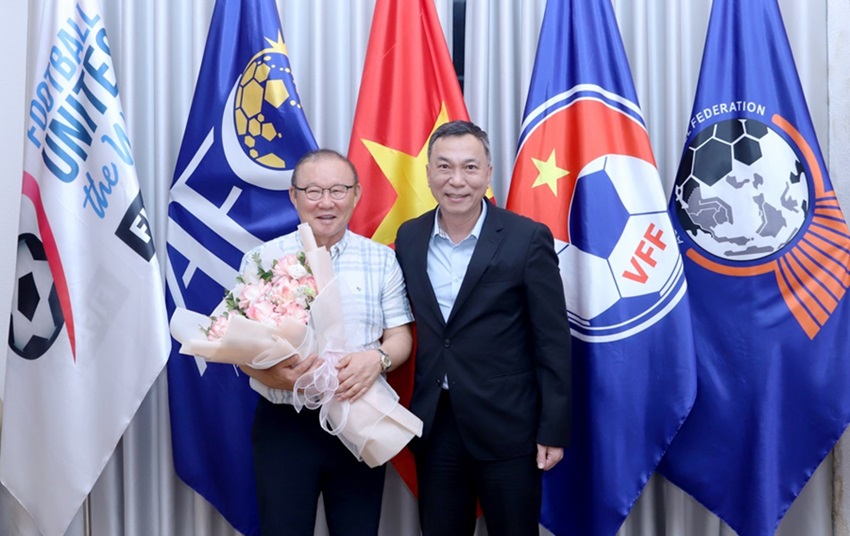 VFF President Tran Quoc Tuan presented flowers to congratulate the new Vice President of the Korean Federation of Labor Park Hang-seo. Photo: VFF