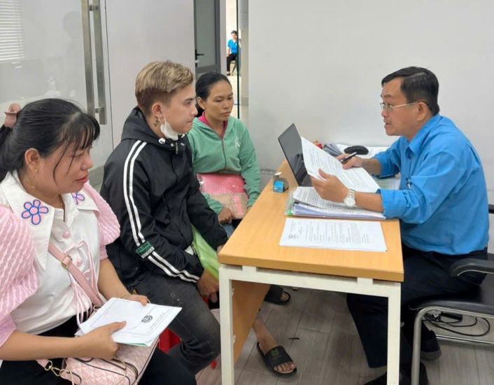 The staff of the Legal Consulting Center under the Ho Chi Minh City Labor Federation (right) instructed Vinh Thong Company's workers to complete authorization procedures to sue the company due to unpaid wages and social insurance. Photo: Duc Long