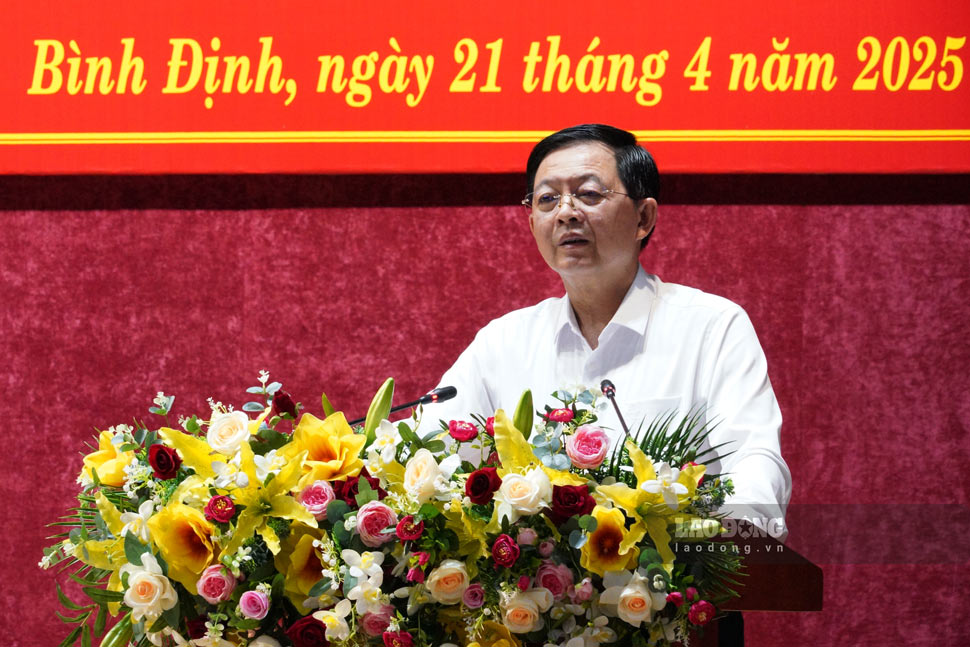 Binh Dinh Provincial Party Secretary Ho Quoc Dung directed at the Provincial Party Executive Committee Conference ( extraordinary session). Photo: Nguyen Han