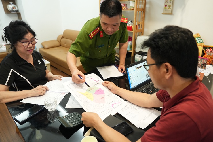 Representatives of households in Viet Hung ward gave their opinions on the plan to reorganize wards within Long Bien district. Photo: Pham Linh