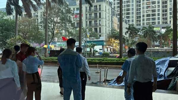 The scene where the boy died after falling from a high floor of the apartment building. Photo: Tien Dung