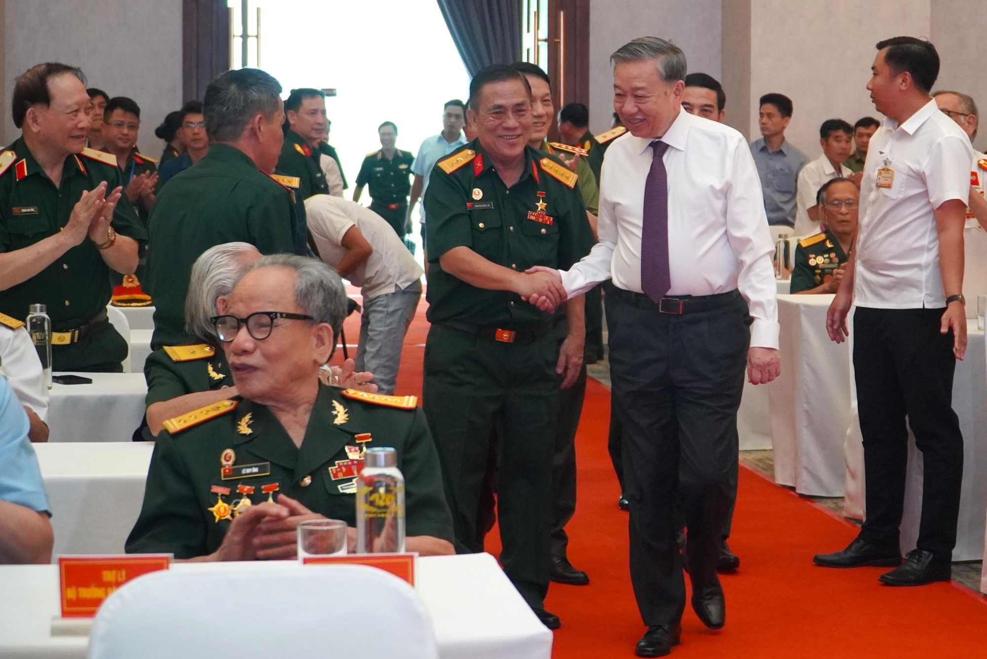 General Secretary To Lam attended a meeting with generals and heroes of the People's Armed Forces. Photo: Minh Quan