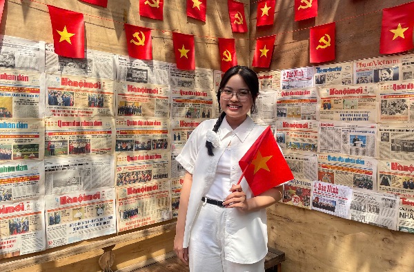 The space of the coffee shop is covered with the national flag on the occasion of the April 30 holiday. Photo: Hoang Hue