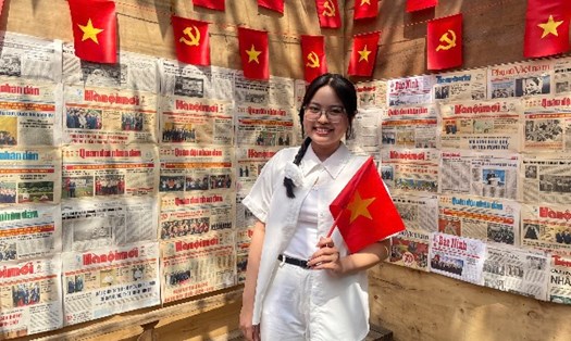 Không gian quán cà phê rợp cờ Tổ quốc nhân dịp lễ 30.4. Ảnh: Hoàng Huê