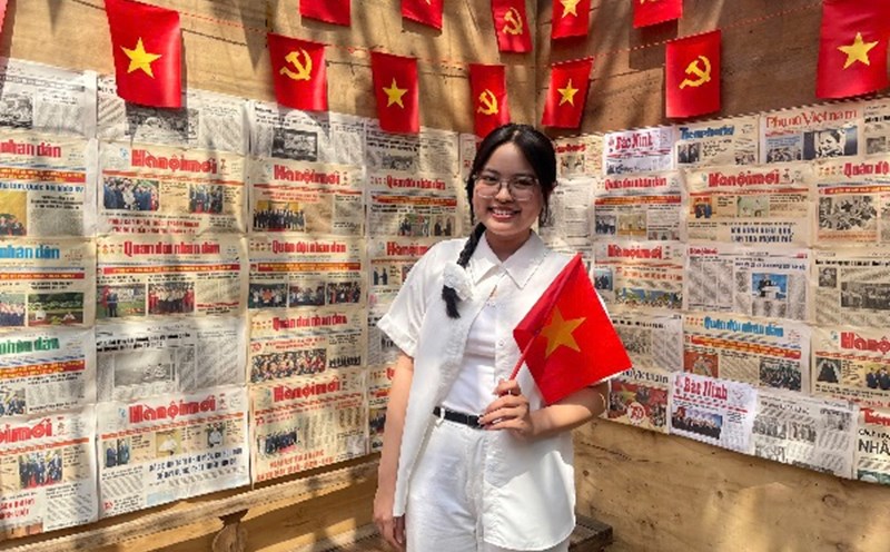 The space of the coffee shop is covered with the national flag on the occasion of the April 30 holiday. Photo: Hoang Hue