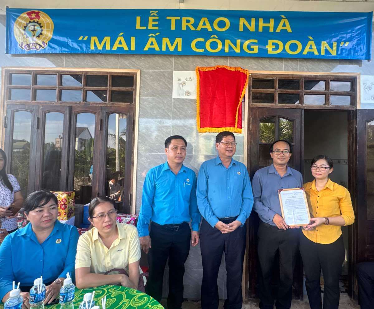 Giving union shelters to union members. Photo: Duy Tuan