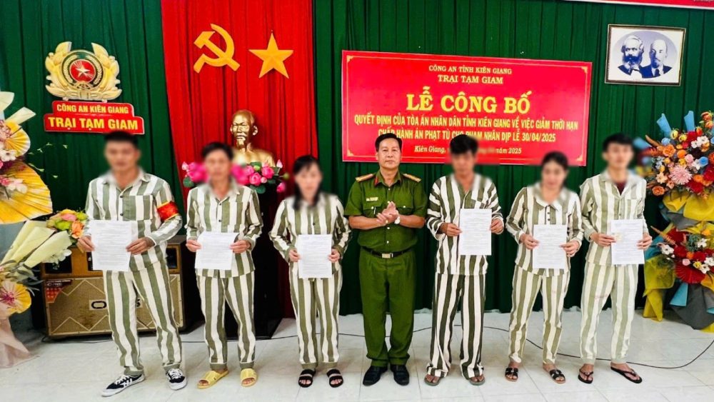 Lieutenant Colonel Trinh Dinh Thanh - Deputy Warden, presented the decision to reduce the sentence to prisoners whose sentences were reduced. Photo: Van Vu