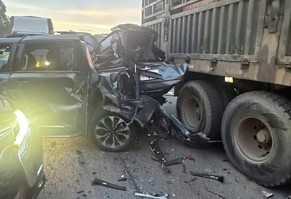 Scene of a series of accidents on the Noi Bai - Lao Cai Expressway. Photo: Provided by the people