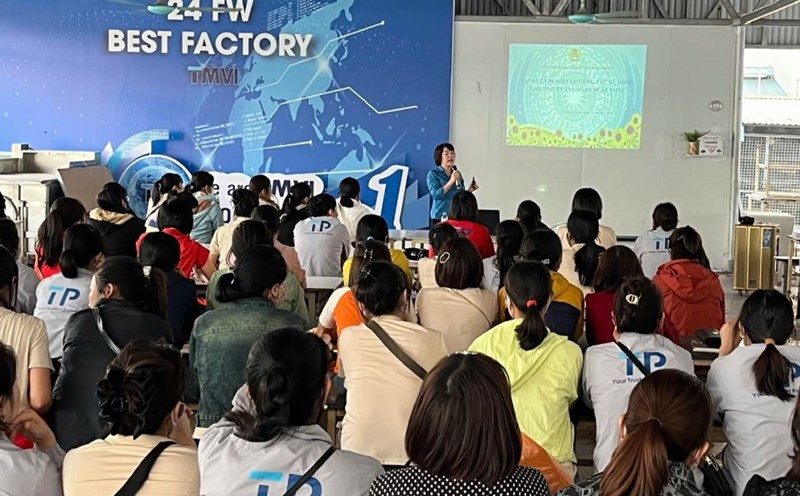 Union officials and workers received the contents at the conference. Photo: Bac Giang City Labor Federation
