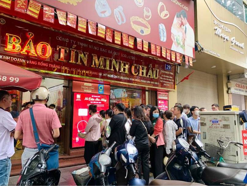 On April 21, many gold shops in Hanoi were bustling with customers waiting for transactions even though the gold price was at a high level. Photo: Phuong Anh