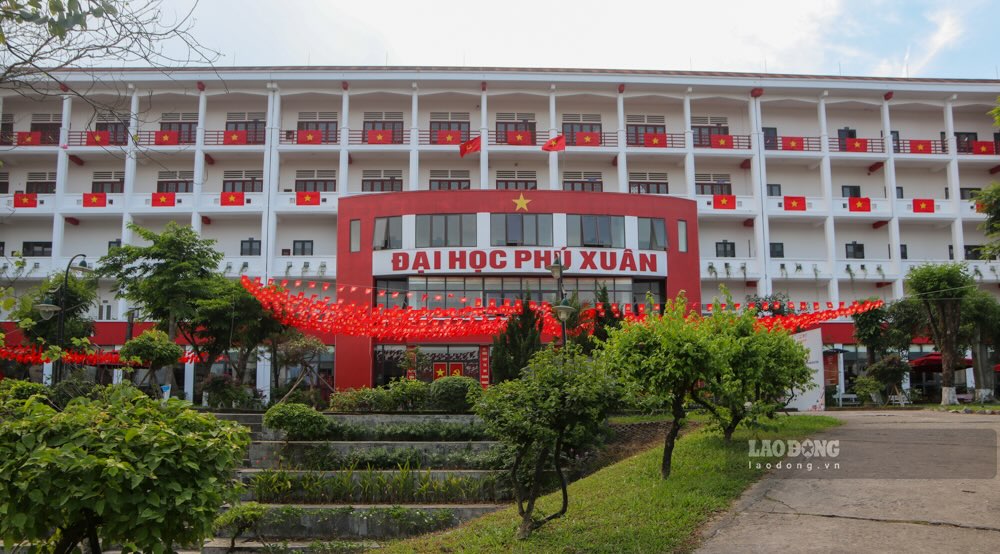 Nhung ngay gan cuoi thang tu, khap noi tren dai dat hinh chu S ron rang trong khong khi Ky niem 50 nam Ngay Giai phong mien Nam, thong nhat dat nuoc (30.4.1975 – 30.4.2025) (Hinh anh tai mot truong dai hoc o Hue).