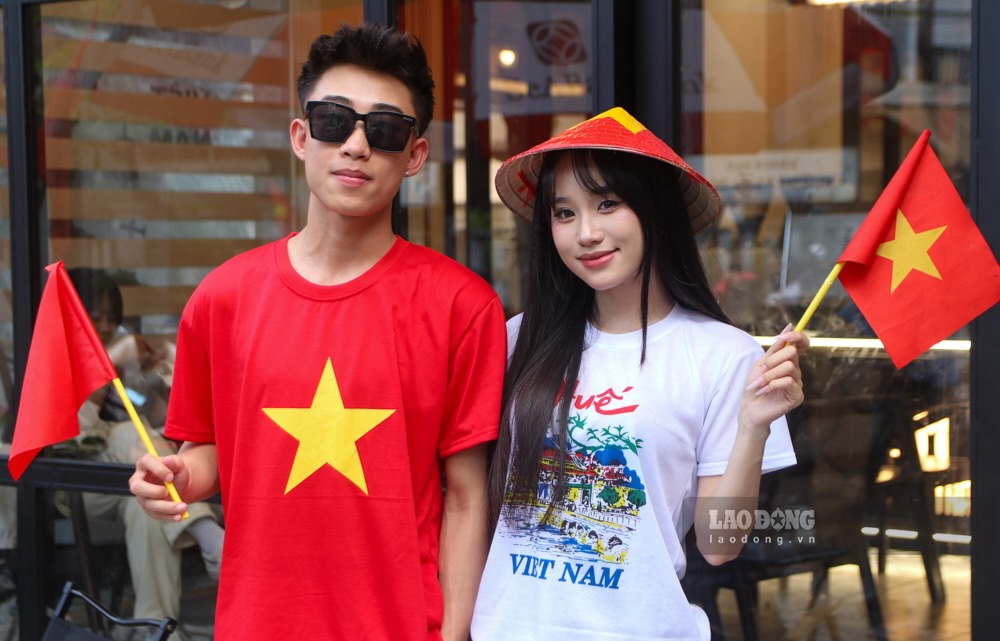 Khong chi la dip de on lai lich su, tuong nho cong lao cua cac the he cha anh, nhung ngay nay con la thoi diem de the he tre the hien niem tu hao dan toc. Cac nhom ban tre, hoc sinh, sinh vien ru nhau dien ao dai, ao co do sao vang, tay cam Quoc ky, co Dang rao buoc qua nhung con duong rop nang de chup nhung tam hinh luu niem.