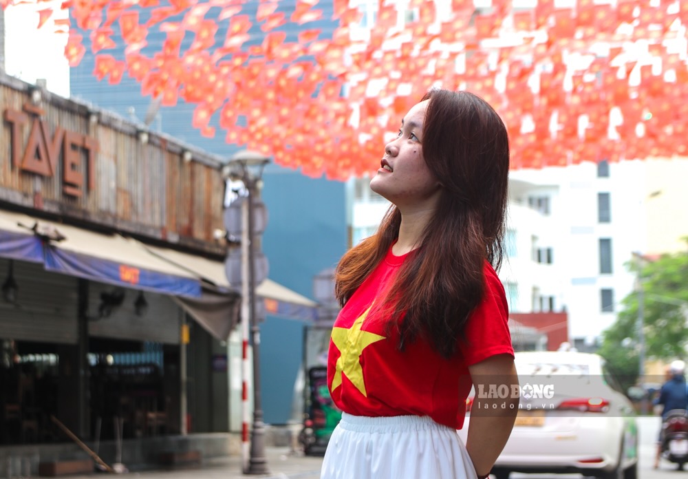 “Tat ca moi nguoi deu rat tran trong chao don ngay Ky niem 50 nam Ngay thong nhat dat nuoc. Rieng ban than toi, dau tien, toi muon duoc don khong khi han hoan nong nhiet cua ngay ky niem. Ben canh do, toi cung muon co duoc nhung hinh anh cung la co do sao vang nham the hien su yeu nuoc cua ban than”- ban Le Thi Cam Ly, sinh vien truong Dai hoc Luat, Dai hoc Hue bay to.