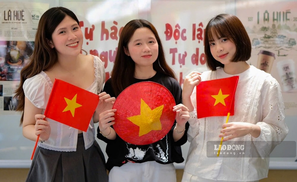 Dip nay, nhieu quan ca phe o TP Hue da bat dau trang tri ban do Viet Nam, Quoc ky, co Dang, khau hieu huong ung ngay dai le cua dat nuoc. Tren hinh la cac thieu nu xu Hue check-in cung Quoc ky truoc ngay 30.4.