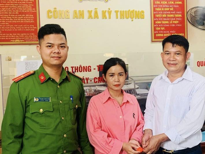 La Madre de los Mares devolvio el anillo de oro al que lo habia perdido. Foto: Policia de Ha Tinh.