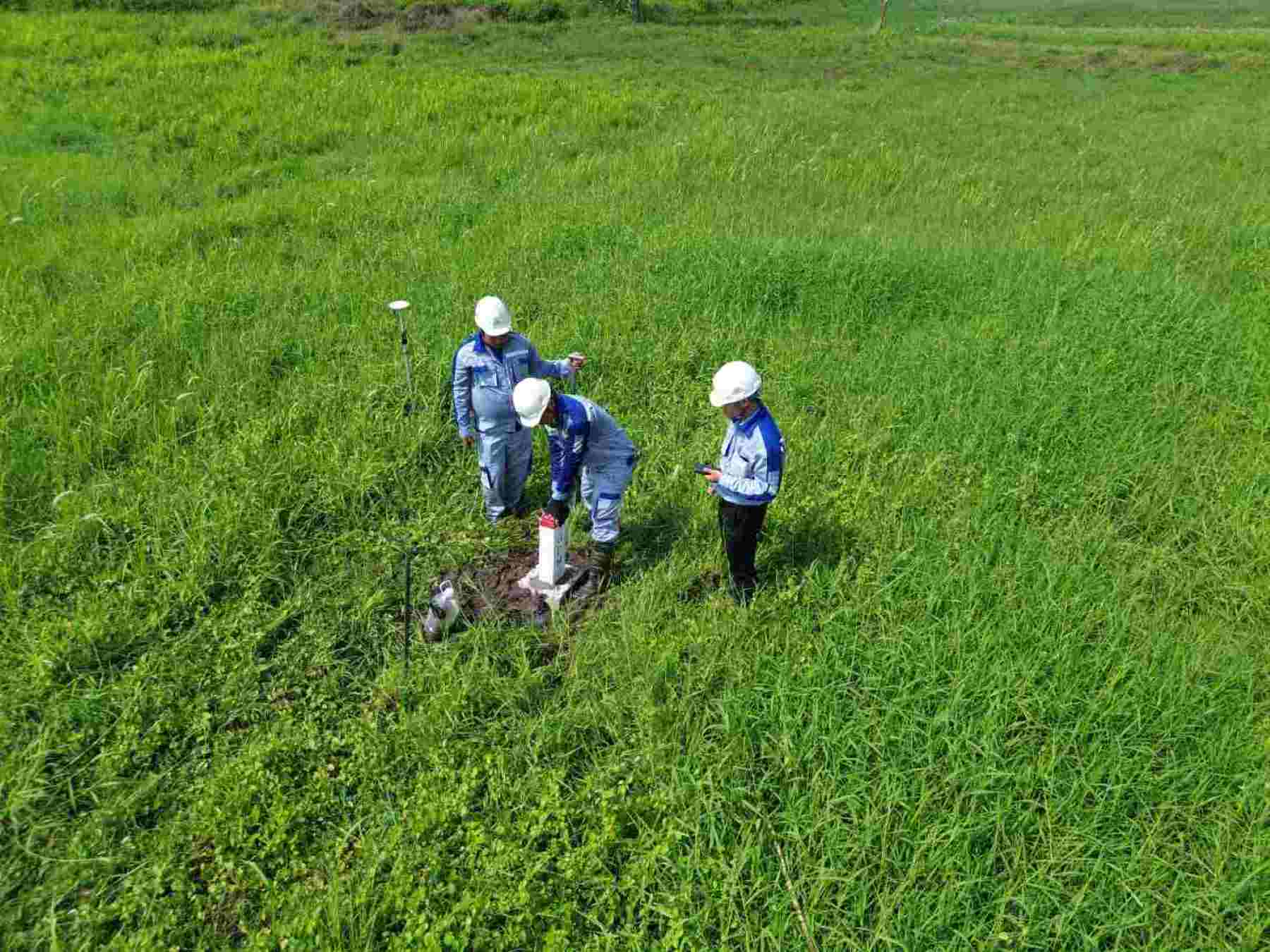 installing boundary stakes to clear the Ho Chi Minh City - Moc Bai Expressway. Photo: Minh Quan