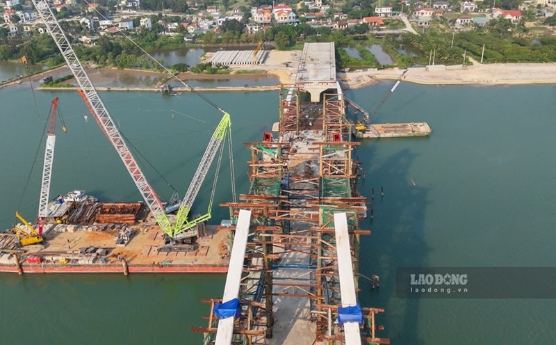 Construction site of Nhat Le 3 bridge project and road at both ends of the bridge. Photo: Sang Luan