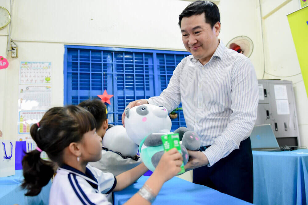 Cac em hoc sinh don nhan sua, gau bong va cac mon qua khac tu Vinamilk. Ảnh: Nam Anh