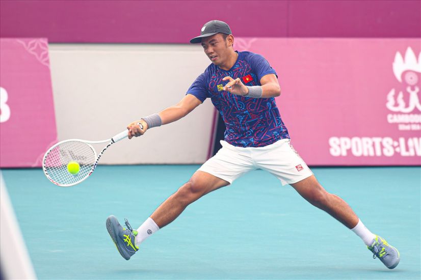 Ly Hoang Nam in the men's tennis singles final at the 32nd SEA Games. Photo: Thanh Vu