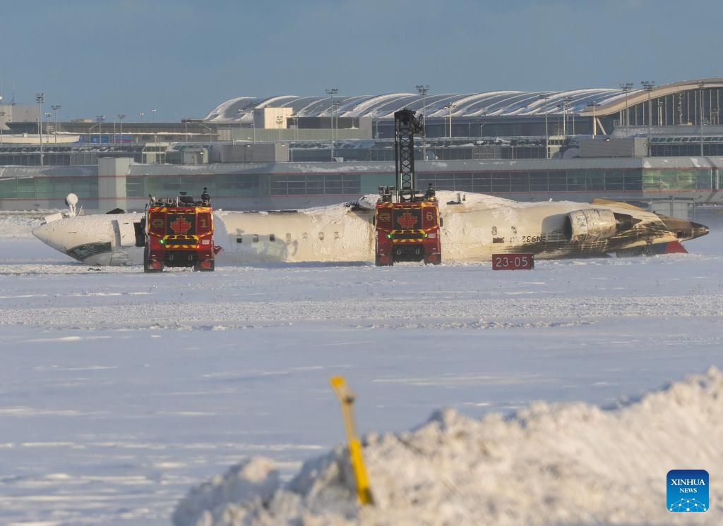 Un avion de Delta Air Lines se volco despues de un accidente en el Aeropuerto Internacional Toronto Pearson en Mississauga, Canada, el 17 de febrero de 2025. Imagen de la agencia Xinhua