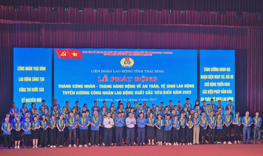 Comrade Phan Van Anh - Vice President of the Vietnam General Confederation of Labor and Comrade Nguyen Khac Than - Secretary of the Thai Binh Provincial Party Committee, together with leaders of the Vietnam Fatherland Front Committee and the Provincial Federation of Labor, honored 95 outstanding and outstanding workers and laborers in 2025. Photo: Nam Hong