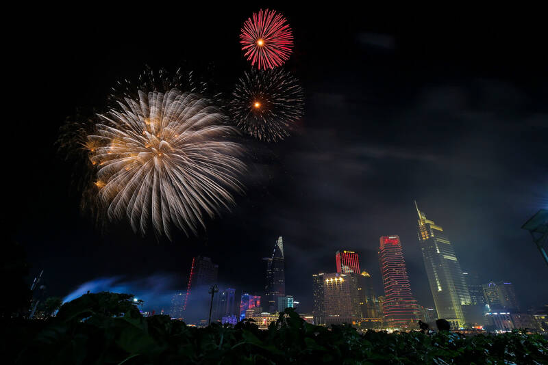 Fireworks display to serve people and tourists on the occasion of the 50th anniversary of the country's reunification, evening of April 19. Photo: Anh Tu