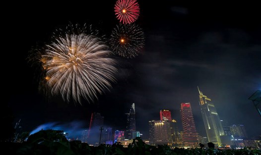 Màn pháo hoa phục vụ người dân và du khách nhân dịp kỷ niệm 50 năm thống nhất đất nước, tối 19.4. Ảnh: Anh Tú