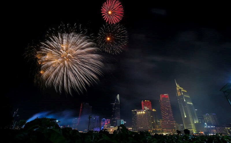 Fireworks display to serve people and tourists on the occasion of the 50th anniversary of the country's reunification, evening of April 19. Photo: Anh Tu