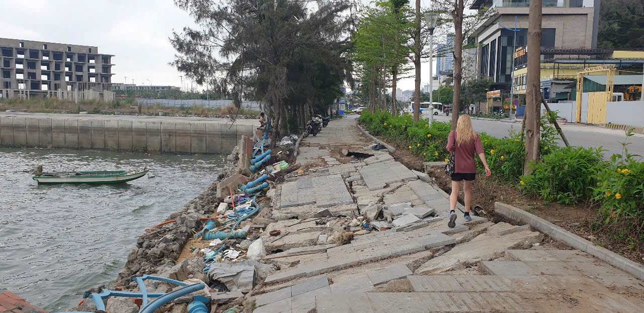 Mot du khach quoc te ron ren di qua doan via he vo nat ben bo vinh Ha Long chieu 21.4.2025. Anh: Nguyen Hung