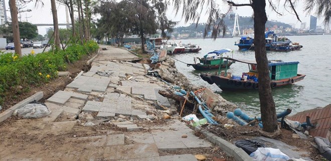 Những hố sụt lún và rác trên con đường du lịch ven vịnh Hạ Long