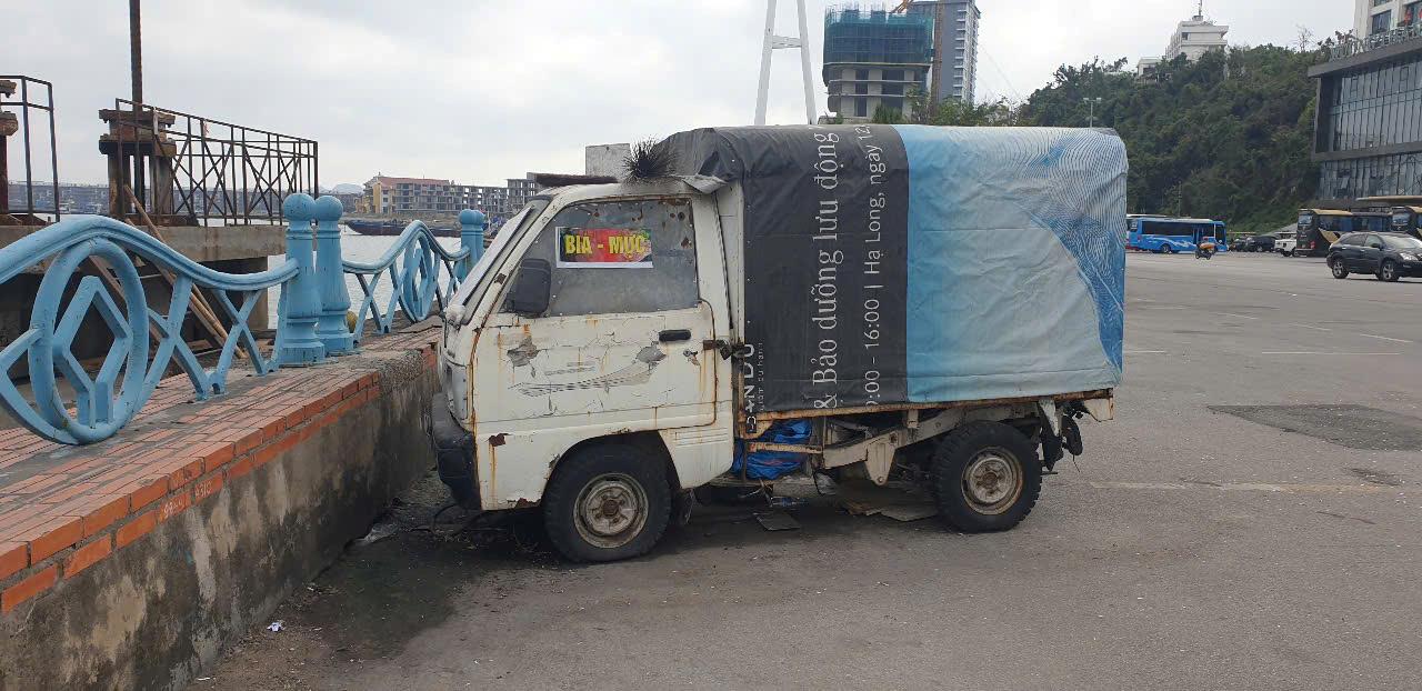 Mot chiec xe, da bi xit mot so lop, cac cua deu duoc khoa bang khoa ngoai, do o day tu lau. Theo nguoi dan, trong xe la ban ghe, vat dung va cu chieu toi, chu xe moi mo ra de bay ban hang. Anh: Nguyen Hung