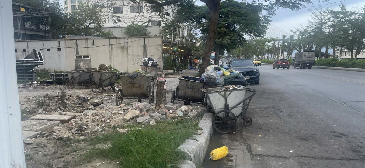 Doi dien voi tuyen duong di dao ven vinh Ha Long la noi duoc bo tri tap ket rac va xe rac, khien quanh khu vuc nay luon co mui hoi thoi. Anh: Nguyen Hung