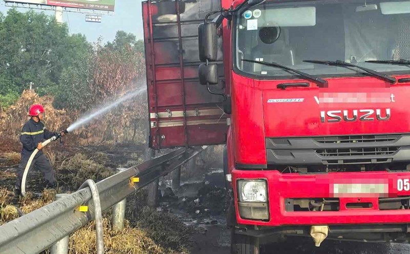Scene of the fire at a truck carrying goods on the Ho Chi Minh City - Long Thanh - Dau Giay Expressway. Photo: HAC