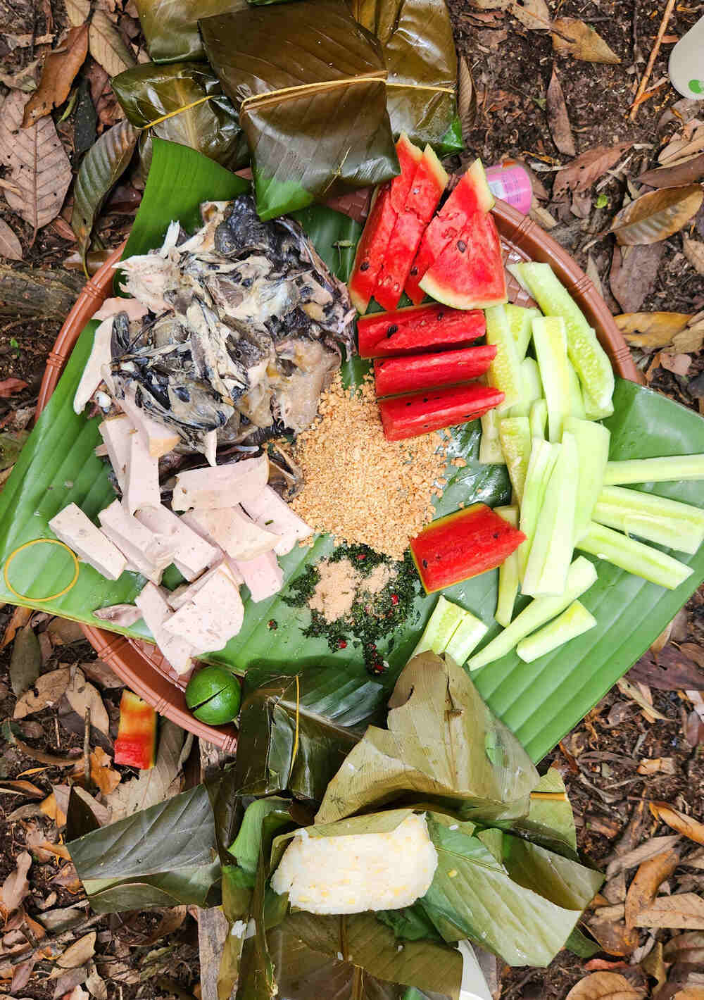 “Moi nguoi can chuan bi suc khoe tot de tranh bi met hay chan thuong trong qua trinh leo nui. Ly tuong nhat la tap chay, di bo khoang 3 buoi/tuan truoc chuyen di. Ngoai ra, nen tham khao nhung nguoi co kinh nghiem hoac hoi, nhom tren mang de mua dung giay trekking chuyen dung, ao khoac, ao giu nhiet…”, Hang noi. Anh: NVCC