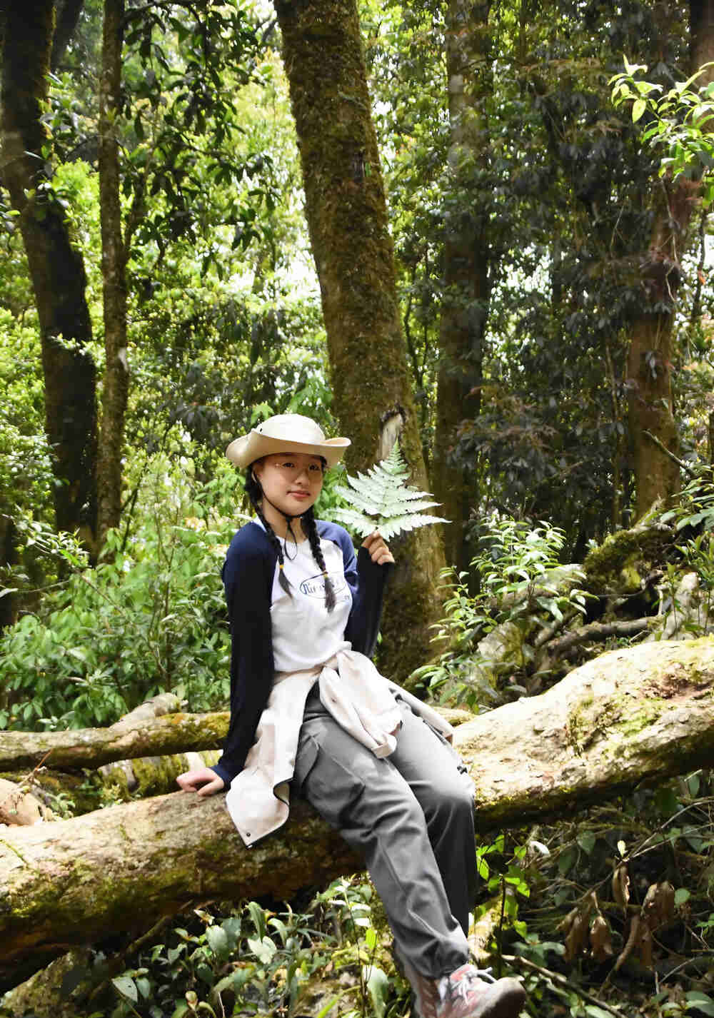 “Sa Mu la diem den dau tien cua minh khi biet den bo mon trekking. Minh lai it choi the thao, luyen tap suc khoe truoc do nen khi leo nhung doan doc gat cam thay kha met va muon tu bo. Tuy nhien, may man co cac leader va anh chi porter ho tro nen minh da chinh phuc dinh Sa Mu thanh cong va xuong nui an toan”, Hang chia se. Anh: NVCC
