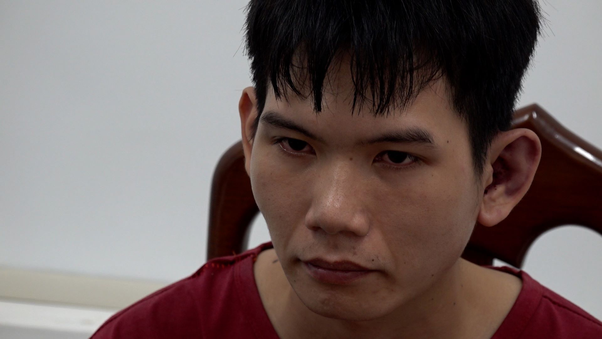 Đối tượng ra tay sát hại đồng nghiệp dã man tại Khánh Hòa vừa bị cơ quan công an tạm giam để phục vụ điều tra. Ảnh: Phương Linh