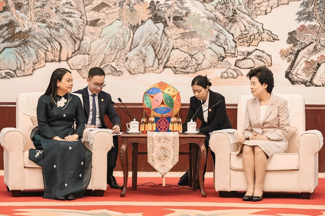 Vice Chairwoman - General Secretary of the Central Committee of the Vietnam Fatherland Front Nguyen Thi Thu Ha (left) met with Vice Chairwoman of the National Political Commissar of China Ham Huy. Photo: Quang Vinh