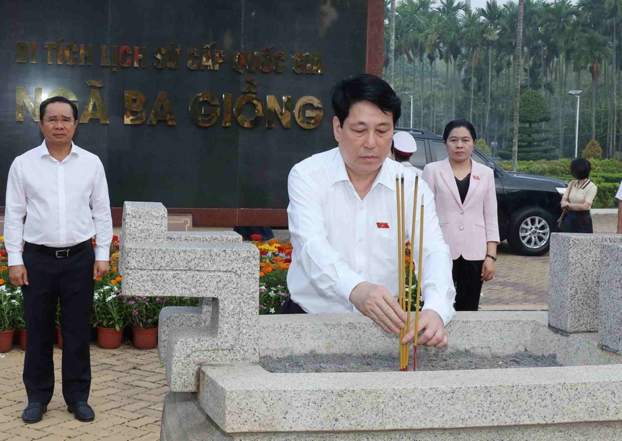 Chu tich nuoc Luong Cuong dang huong tai Di tich lich su quoc gia Nga Ba Giong. Anh: TTXVN