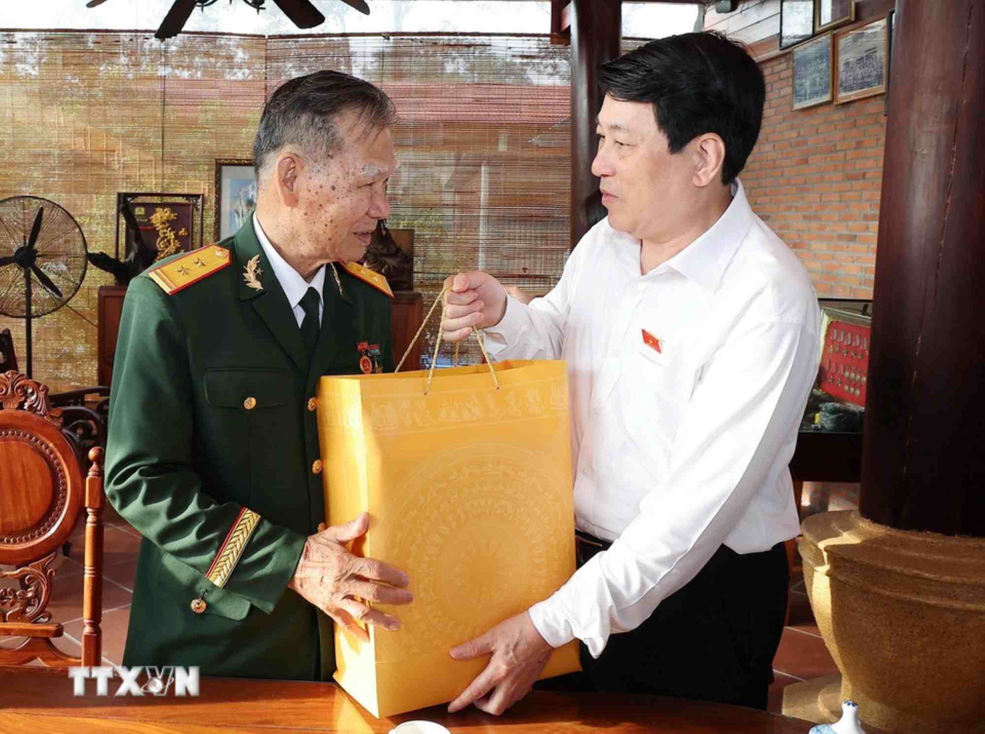 Chu tich nuoc Luong Cuong tang qua Anh hung Luc luong vu trang To Van Duc. Anh: TTXVN