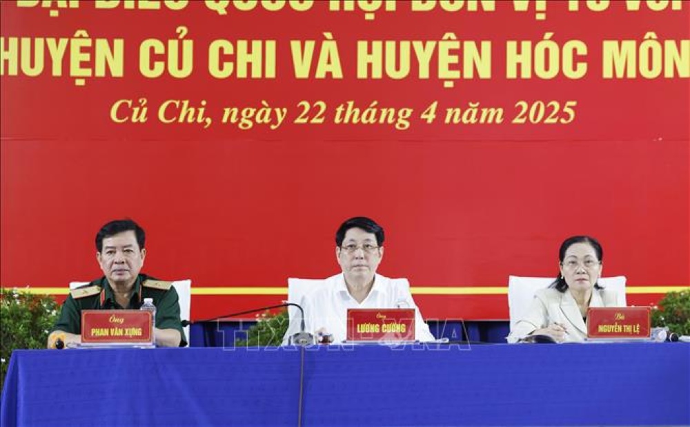 Chu tich nuoc Luong Cuong tai buoi tiep xuc cu tri huyen Cu Chi, Hoc Mon (TPHC) sang 22.4. Anh: TTXVN