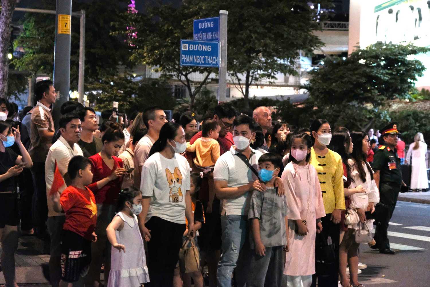 Parents should prepare carefully before taking their children to see the parade. Photo: Anh Tu