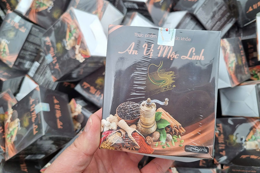 Functional food boxes are thrown on the sidewalk. Photo: To The