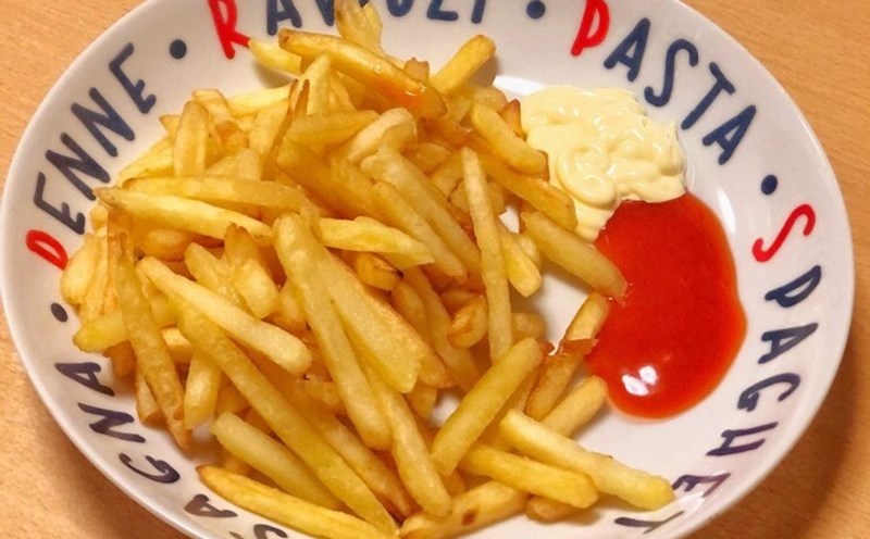 Foods high in sodium such as fast food and fried foods affect blood sugar levels. Photo: Thanh Thanh
