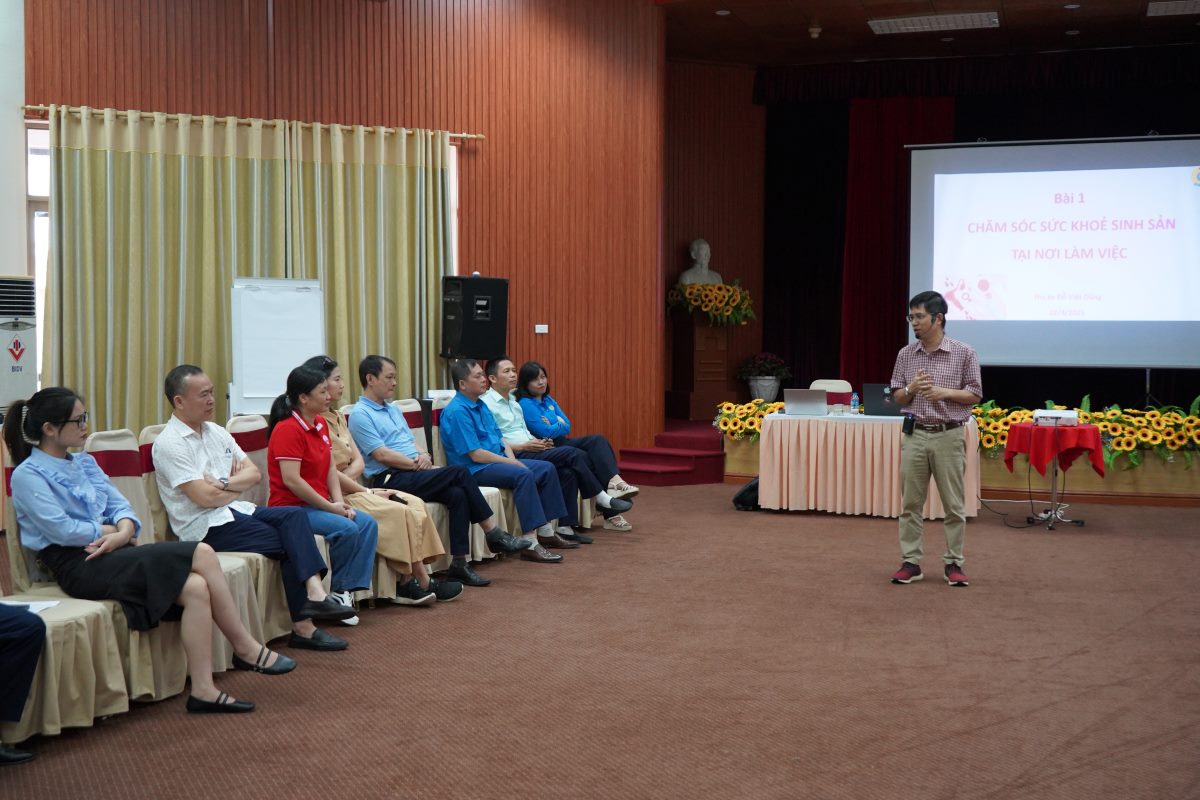 Trade union workers are eager to take care of healthy cats in urban areas at work. Photo: Mai Dung
