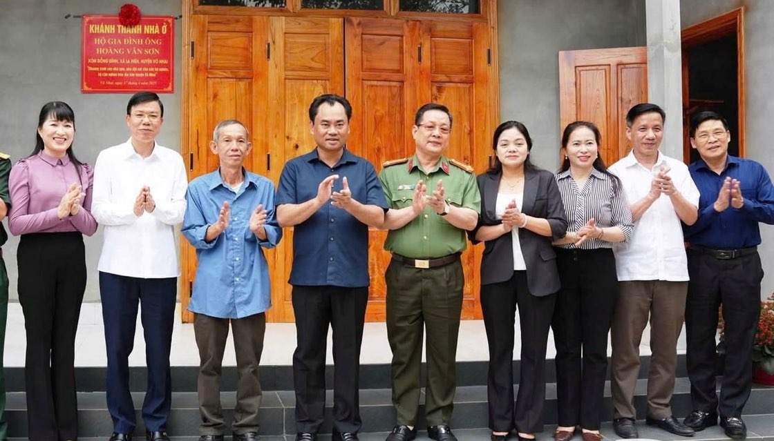 El Rey de la Tierra ha terminado de limpiar miles de casas de campo y de campo antes de tiempo. Imagen: Math Nguyen. (Ahora, el mundo esta en su lugar..