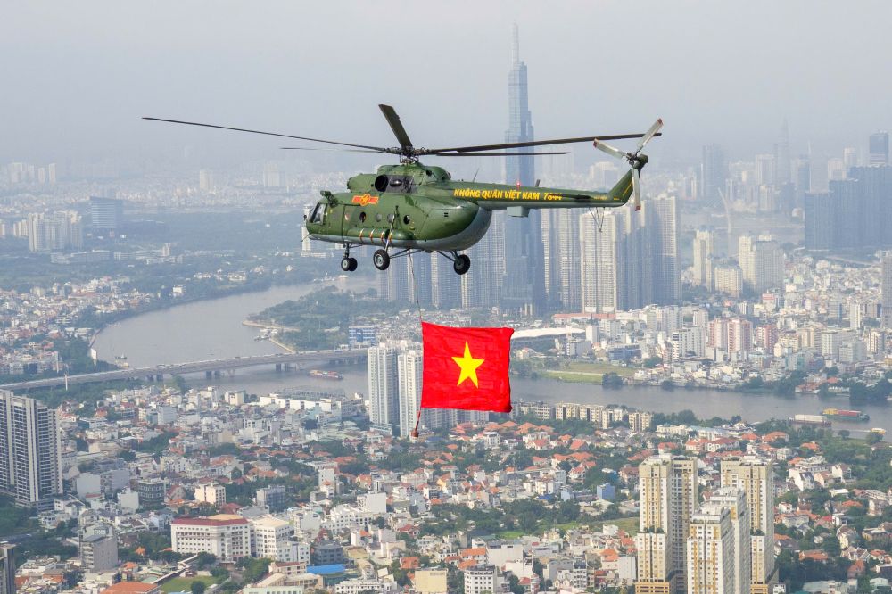 El helicoptero arrastro la bandera sobre el rio Saigon en la ciudad de Hubei. Foto: Su hermano