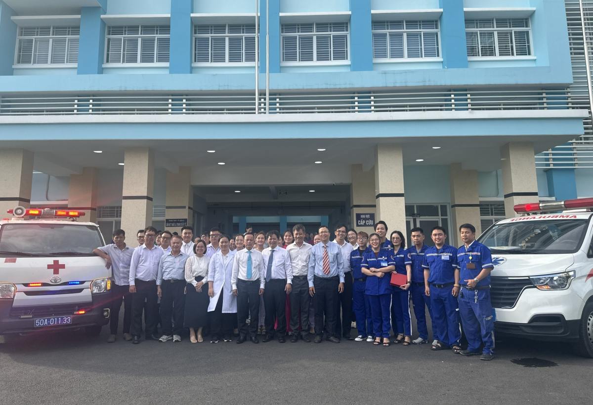 En la ceremonia de firma, se lanzo la estacion de emergencia satelital 115 en el Centro Medico del Distrito 8. Imagen de la pagina