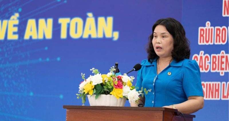 Awarding 13 Trade Union Shelters and 300 gifts on the occasion of Workers' Month in Tra Vinh. Photo: Hoang Loc