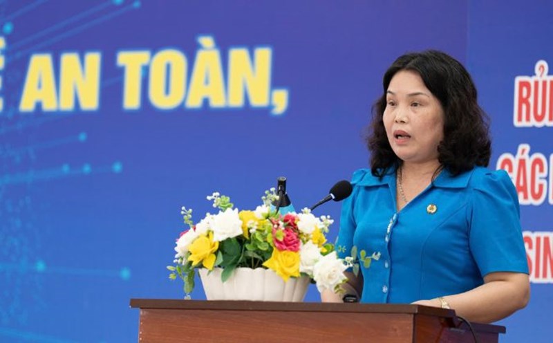 Awarding 13 Trade Union Shelters and 300 gifts on the occasion of Workers' Month in Tra Vinh. Photo: Hoang Loc