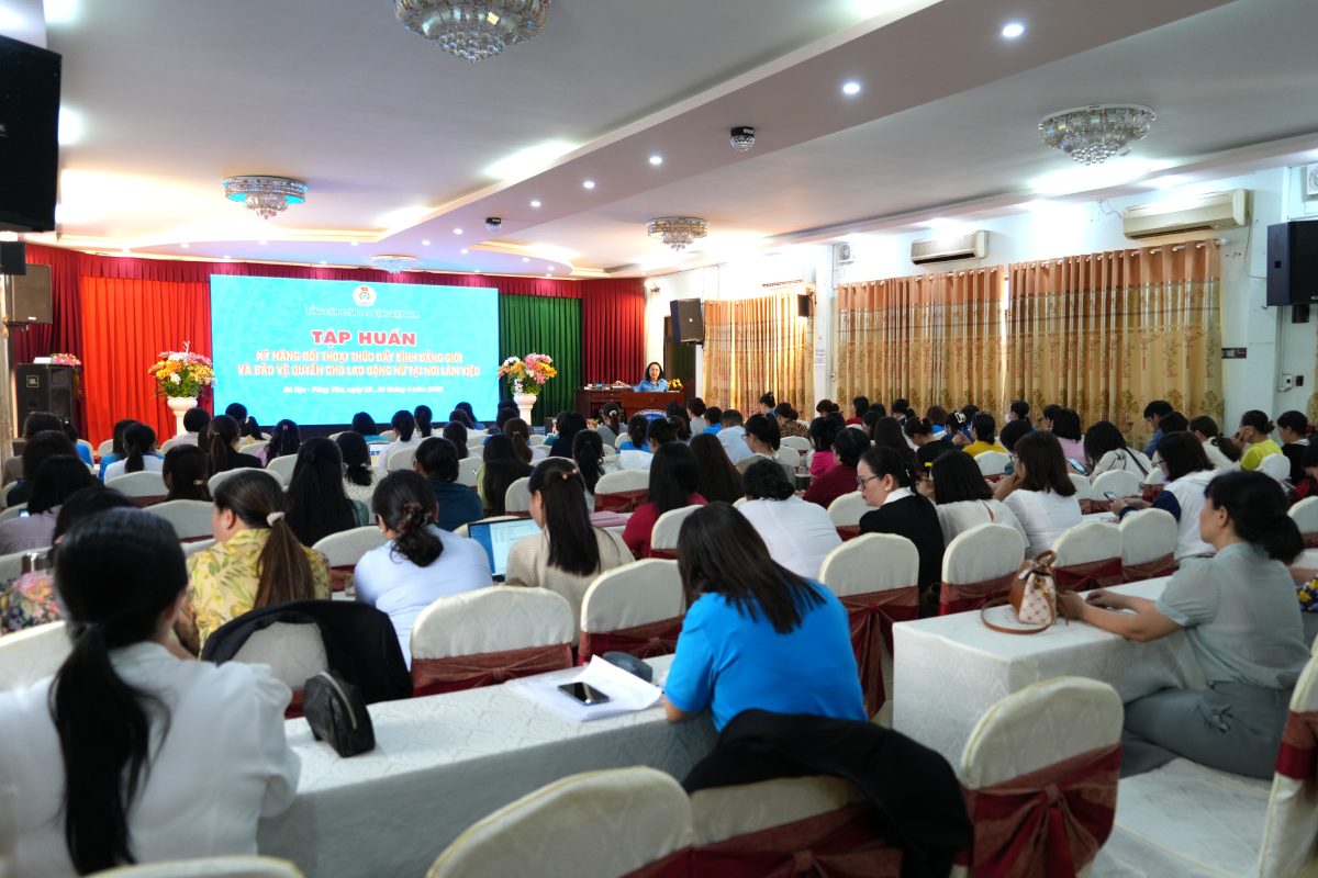 Ms. Vu Thi Giang Huong - Head of the Propaganda and Women's Union of the Vietnam General Confederation of Labor delivered the opening speech of the training course. Photo: Thanh An